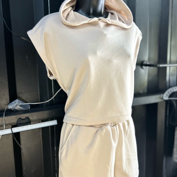 🌺🌸🌺🌸 sexy crop to 2 piece comes in multiple colors - Picture 4 of 7